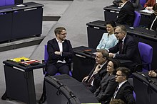 Jan Korte im Plenum des Deutschen Bundestages zusammen mit Dietmar Bartsch und Sahra Wagenknecht.