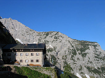 Das Karwendelhaus vor dem Nordgrat der westlichen Ödkarspitze