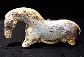 Calul Vogelherd; c. 34.000-31.000 î.Hr.; fildeș de mamut; lungime: 5 cm; Arheologie Protoistorică și Medievală, Universitatea din Tübingen (Germania)[24]