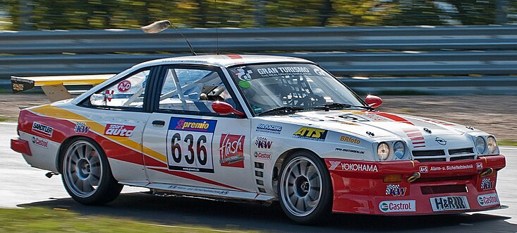 Opel Manta mit Fuchsschwanz an der Dachantenne bei einem Rennen der VLN 2012