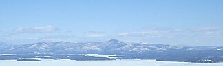 Die Ossipee Mountains, von Süden über den Lake Winnipesaukee von den Belknap Mountains aus gesehen.