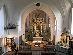 Hochaltar mit Seitenaltar und Kanzel