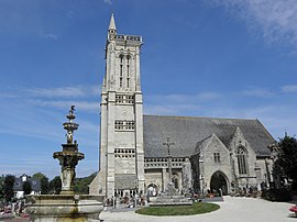 The fountain and the church in Saint-Jean-du-Doigt