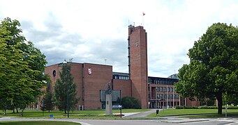 Foto eines größeren Gebäudes mit einem Turm