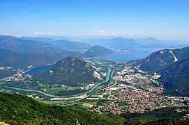 Der Mergozzosee links mit dem Mont’Orfano, dem Fluss Toce, dem Ort Gravellona Toce und dem Lago Maggiore