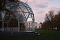 Muziekkoepel met op de achtergrond Paviljoen Welgelegen