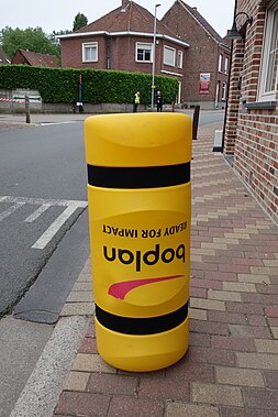 Boplan bescherming bij de start van de slotrit van de Lotto Belgium Tour in Geraardsbergen