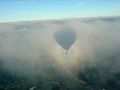 Glorie um den Schatten des Korbs eines Heißluftballons