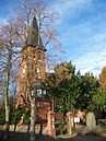 Dorfkirche mit Grabkreuz