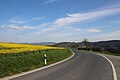 Rühler Schweiz, Landesstraße 580 zwischen Rühle und Golmbach, Blick von der Passhöhe über die Südrampe zum Burgberg und zum Holzberg (im Hintergrund)