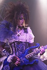 A Moi dix Mois gitárosa, Mana, jellegzetesen visual kei öltözékben