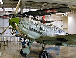 Egy Bf 109 E a Luftwaffe 51. vadászrepülő-ezredének (JG 51) jelzéseivel a müncheni Deutsches Museum-ban