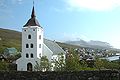 Die Kirche in Miðvágur.