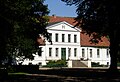 Freiflächen und gestalteten Grünanlagen mit Baumreihen und Alleen, Haupteingangsportal und Nebeneingang zum Kutschstall, historische Einfriedung, Pferdeschwemme, Landstallmeisterhaus (sog. Großes Haus) mit Stall zum Landstallmeisterhaus (jetzt Informationszentrum), Kutschstall (jetzt Cafe), Portalbau der Reithalle, Inspektorenhaus (sog. Falkenhayn) mit Stall, Mutterstutenstall (Stall III), Hengststall I, Hengststall II, Fohlenstall (jetzt Unterkunft), Roßarztwohnhaus mit Stall, Scheune, Waage mit Remise, Schmiede (ehem. Schweinestall), Plastik – Pferd, Plastik – Hirsch, Gärtnerhaus (Lange Reihe 1), Krankenstall (Isolierstall – außerhalb der Anlage)