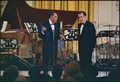 Başkan Richard Nixon tarafından, Caz sanatçısı Duke Ellington'a verilen madalya, 24 Nisan 1969.