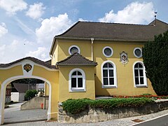 Neuzeitliche Kapelle mit Tordurchfahrt