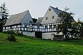 Wohnstallhaus, drei Seitengebäude und Toranlage eines Vierseithofes