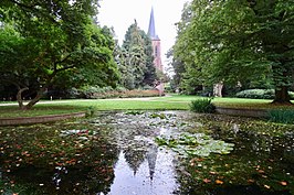 Het Carolinapark met zicht op de Dierense toren in Dieren.