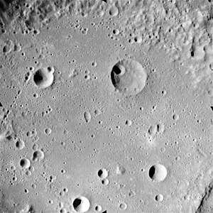 Der Krater Harden (rechts unten) aufgenommen durch Apollo 16 (NASA photo)