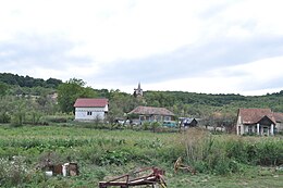 Falukép, háttérben a református templommal