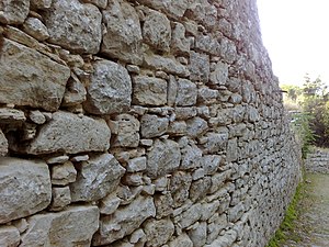 Mura della città di Erice in Sicilia con riutilizzo di una base precedente (IV-III sec a.C.)