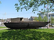 Fluchtboot, das Ende April 1984 von der Cap Anamur im südchinesischen Meer aufgefunden wurde. Heute steht es als Denkmal in Troisdorf
