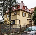 Wohnhaus in offener Bebauung, mit Einfriedung und Garten