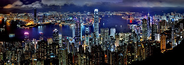 Hong Kong, dünyanın önde gelen küresel finans merkezlerinden biridir ve kozmopolit bir metropol olarak bilinir.