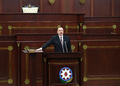 İlham Aliyev, Azerbaycan Anayasası'na elini koyarak yemin ediyor