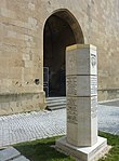 Stauferstele vor der Bartholomäuskirche