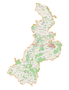 Mapa konturowa powiatu łaskiego, po prawej znajduje się punkt z opisem „32 Baza Lotnictwa Taktycznego”