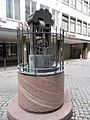 Der gleiche (in einem Innenhof zwischen Bankgebäuden gelegene) Brunnen wie auf dem ersten Bild in einer anderen Ansicht