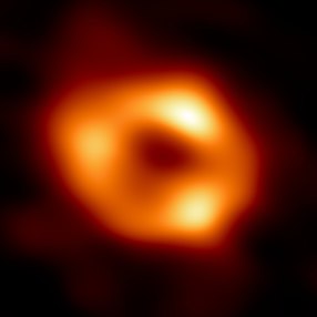 Sagittarius A* fotografiat de Event Horizon Telescope și dezvăluit publicului pe 12 mai 2022. Este prima dovadă vizuală directă a prezenței unei găuri negre în centrul Căii Lactee.