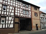 Standort der Infotafel in Front des Hauses Schlossgraben 2. Das Schloss nahm etwa den Platz der heutigen Hofreiten Schlossgraben 2-4 ein.