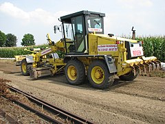 Grader ebnet den Unterbau