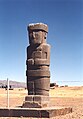 Tiwanaku şehrinde bir taştan monolit heykel