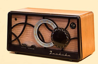 Radio tabung vakum Toshiba model 6SC-19 khusus AM tahun 1955, dengan 5 tabung.