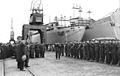 10.000 Tonnen-Frachter Steckenpferd seiner Bestimmung übergeben. (ganz rechts im Bild der Bug des Schiffes)