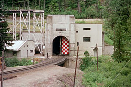 De schuifdeur van de tunnel gaat open voor een naderende trein