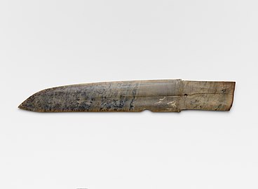 Dagger-axe with inscription of thirty characters. Jade (nephrite). Erlitou culture or early Shang dynasty, c. 2000 - c. 1400 p.n.e.