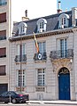 Vier französische Fenster mit Balustraden und Gittergeländern (Kolumbianische Botschaft, Paris)