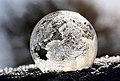 Eiskristalle auf einer Seifenblase
