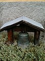 Glocke von 1709 vor dem Portal