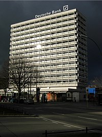 Die Diskontobank und heutige Deutsche Bank mit ihrer stark plastisch-horizontal gegliederten Fassade an der Otto-Suhr-Allee vom Ernst-Reuter-Platz aus gesehen