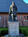 Herdenkingsmonument voor Léon Claeys, dat naast de Sint-Eligiuskerk werd geplaatst. Hij richtte in Zedelgem het bedrijf op dat intussen CNH heet, 1 van de grootste werkgevers in de streek.