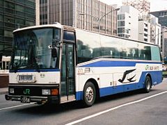 Sebuah bus Mitsubishi Fuso tahun 1980-an dengan bodi buatan FHI