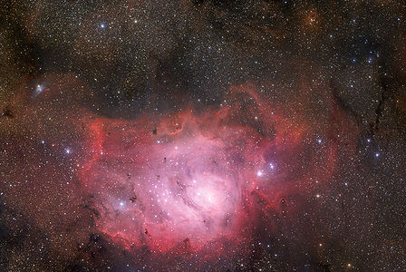 Deniz Kulağı Bulutsusu (katalog adları Messier 8 veya M8, ve NGC 6523) Yay takımyıldızında bulunan çok büyük bir bulutsudur. H II bölgesi ve Salma bulutsu olarak sınıflandırılmıştır. Deniz Kulağı Bulutsusu Guillaume Le Gentil tarafından 1747 yılında keşfedilmiştir ve orta-kuzey enleminde çıplak gözle zayıf da olsa gözlemlenebilir. Resim 28 Eylül 2009'da çekilmiştir. (Üreten: ESO)