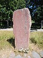 Linker Runenstein auf dem Weg zu Schloss Gripsholm