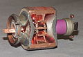 Magnetron eines Mikrowellenherdes im Längsschnitt (Magnete und Kühlrippen entfernt).