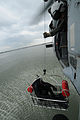 Rettungskorb mit Schwimmkörpern an einem Helikopter